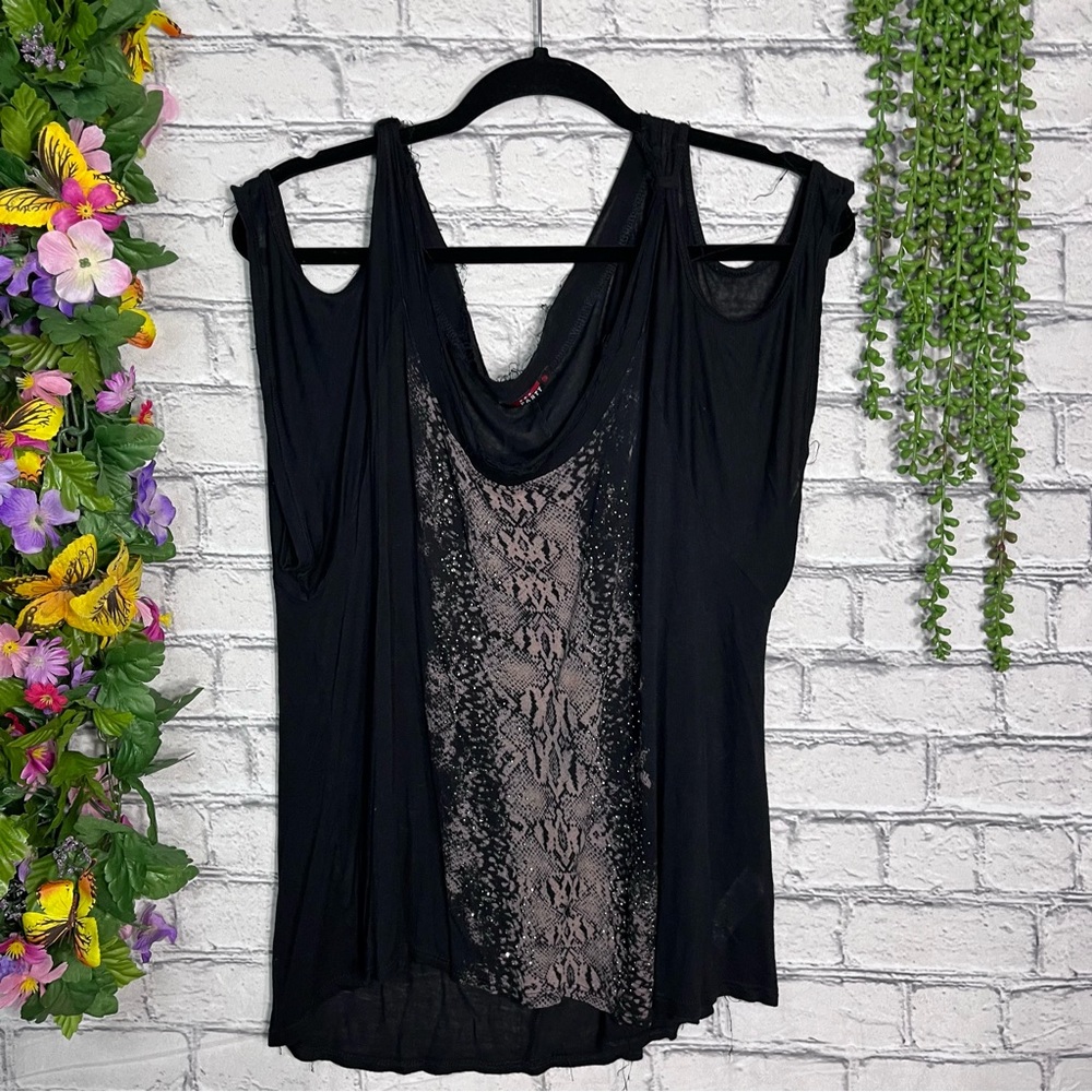 =🌸5/$25🌸T Party Fashion Cutout Shoulder Short Sleeve Top Size Large